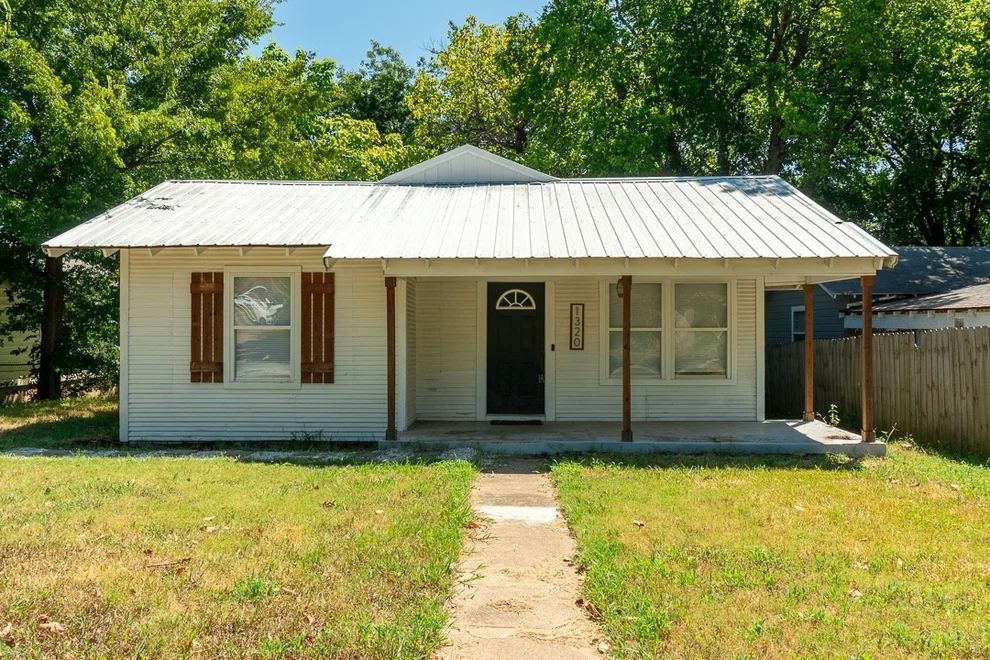 Unit for sale at 1320 N 4th Avenue, Durant, OK 74701