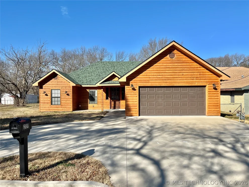 Unit for sale at 209 9th Avenue NW, Madill, OK 73446