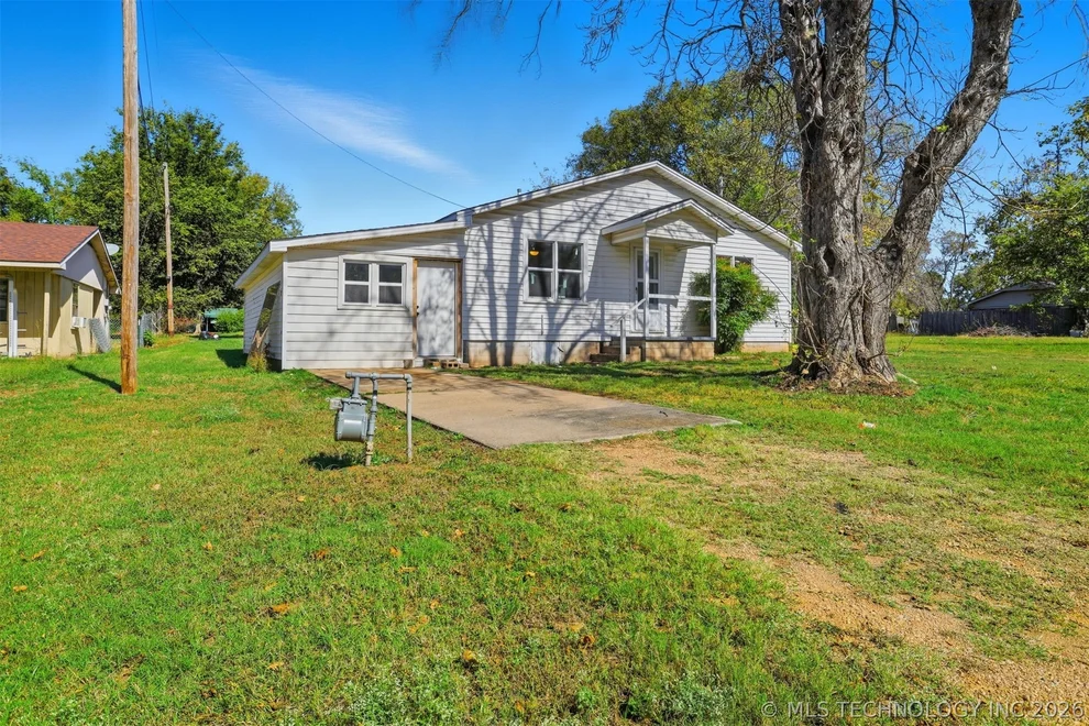Unit for sale at 103 W 20th Street, Tishomingo, OK 73460