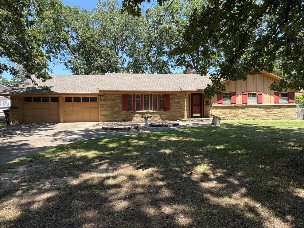 Unit for sale at 717 E Seneca Street E, Tahlequah, OK 74464