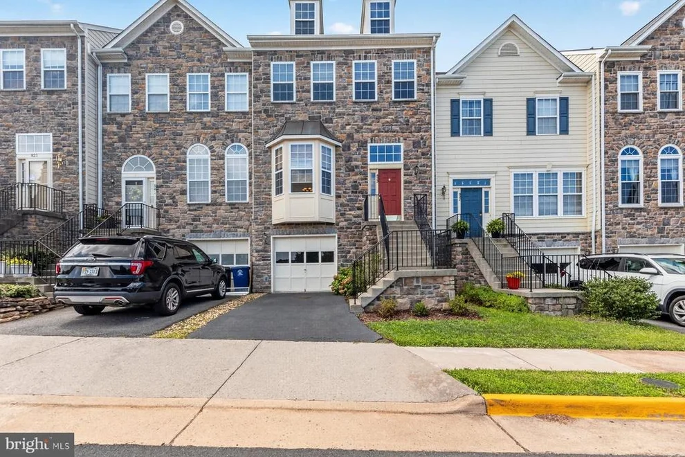 Unit for sale at 825 BLUEFIELD SQUARE NE, LEESBURG, VA 20176