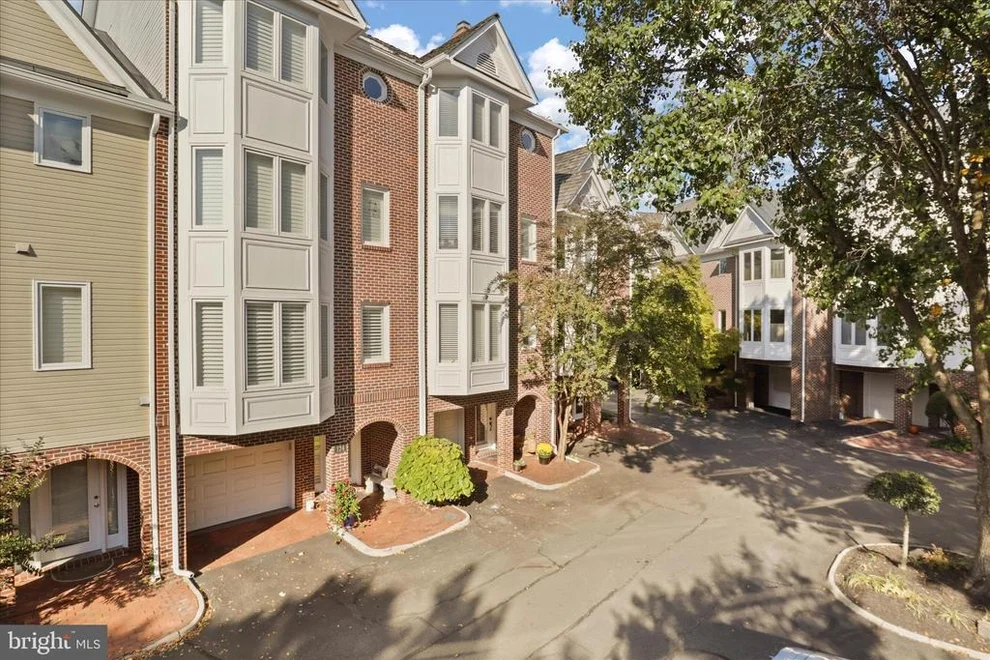 Unit for sale at 125 CHESTERFIELD PL, LEESBURG, VA 20175