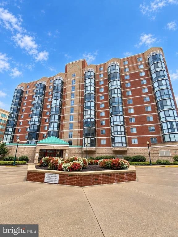 24 Courthouse Square