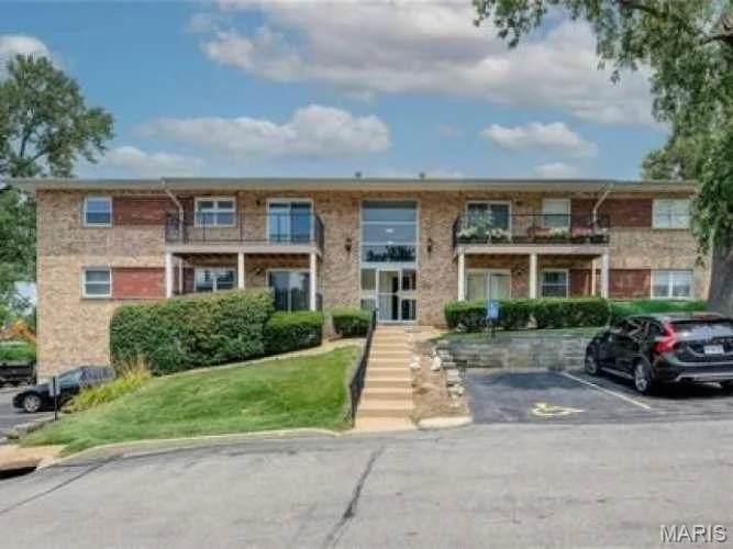 Unit for sale at 10395 Forest Brook Lane, Creve Coeur, MO 63146