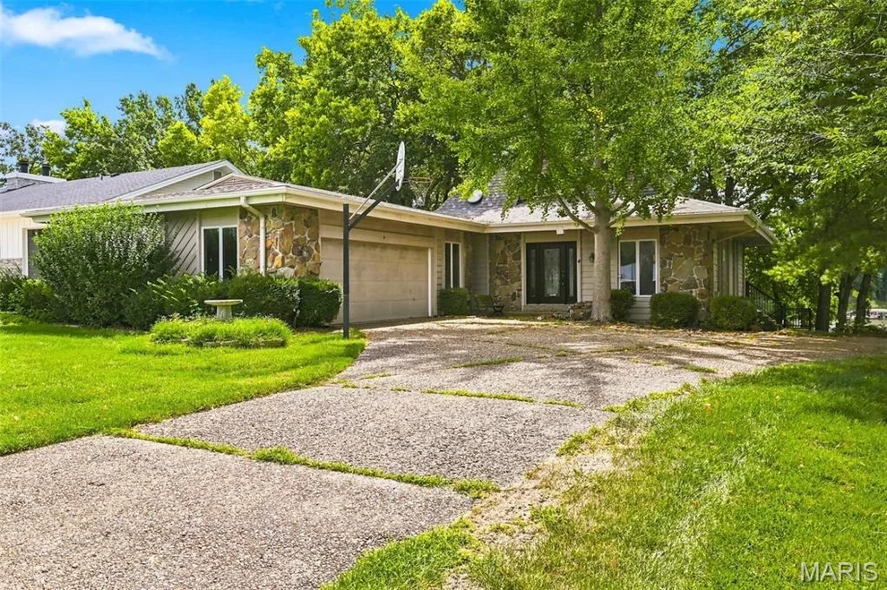 Unit for sale at 4 Harbor Point Court, Lake St Louis, MO 63367