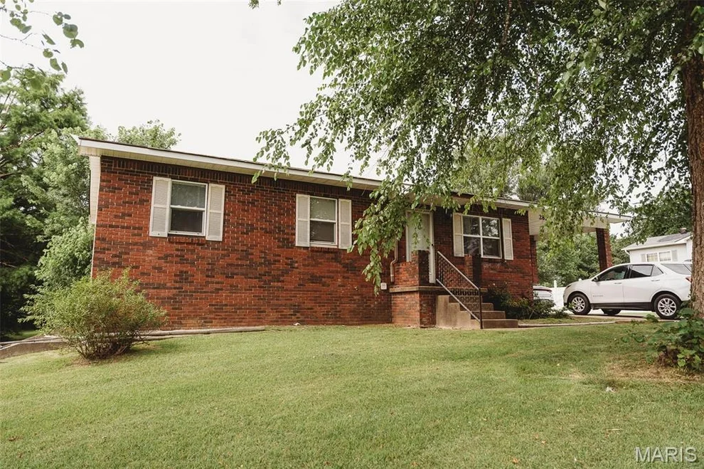 Unit for sale at 2815 W Lakeview Drive, Poplar Bluff, MO 63901