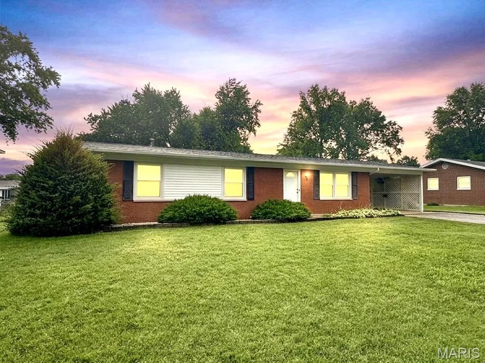 Unit for sale at 429 Sunset Drive, Waterloo, IL 62298