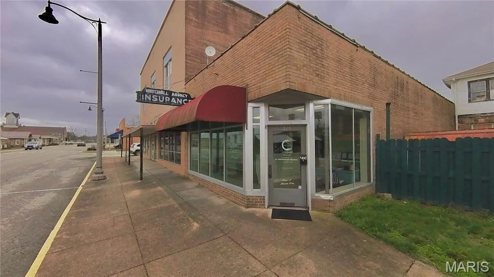 Unit for sale at 215 S Grand Avenue, Houston, MO 65483