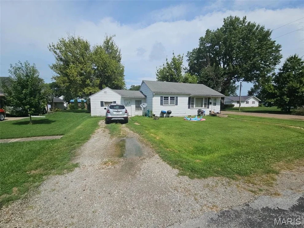 Unit for sale at 213 E Woodlawn Street, Vandalia, MO 63382