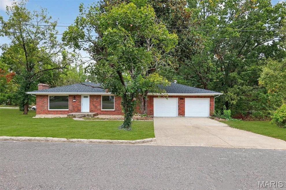 Unit for sale at 315 Hillcrest Drive, Bourbon, MO 65441