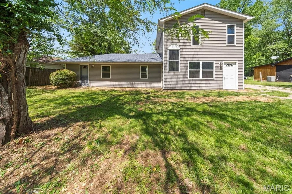 Unit for sale at 1303 E Grand Avenue, Cuba, MO 65453