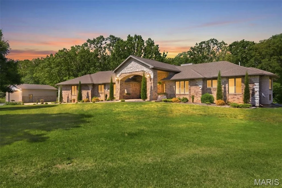 Unit for sale at 2279 M- Stony Point Drive, Mountain Grove, MO 65711