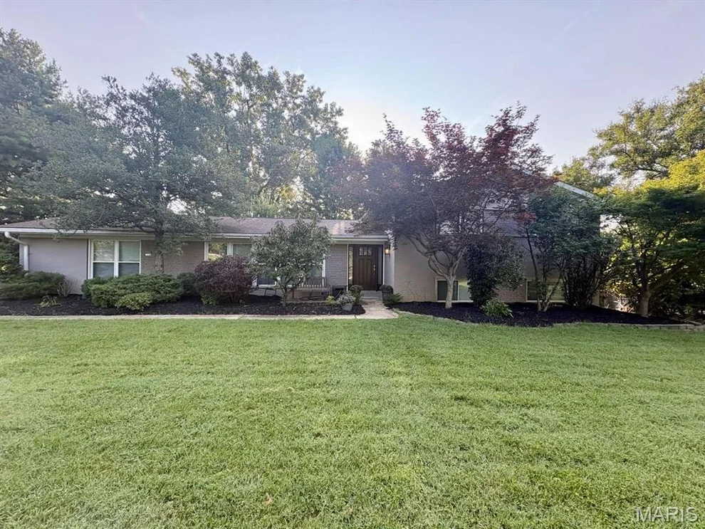 Unit for sale at 14 Country Fair Lane, Creve Coeur, MO 63141
