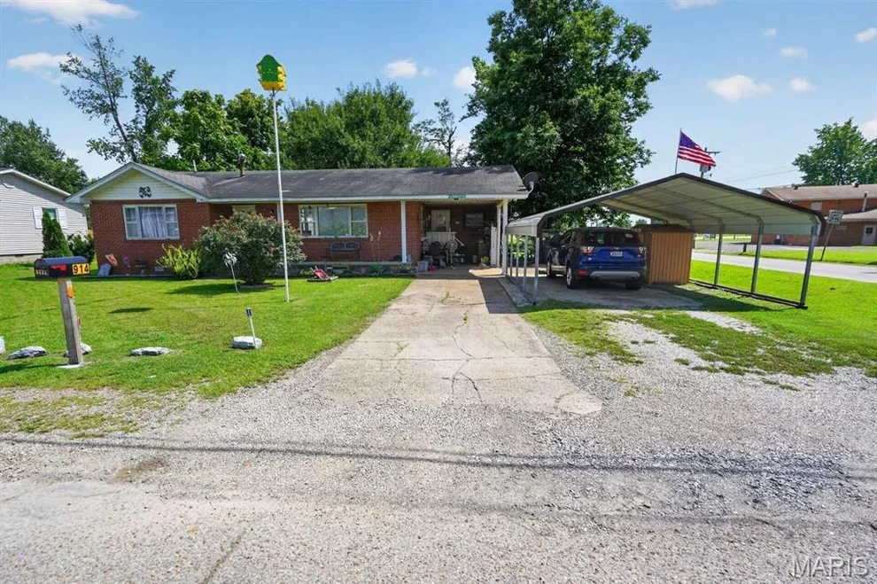 Unit for sale at 914 Delano Street, Poplar Bluff, MO 63901