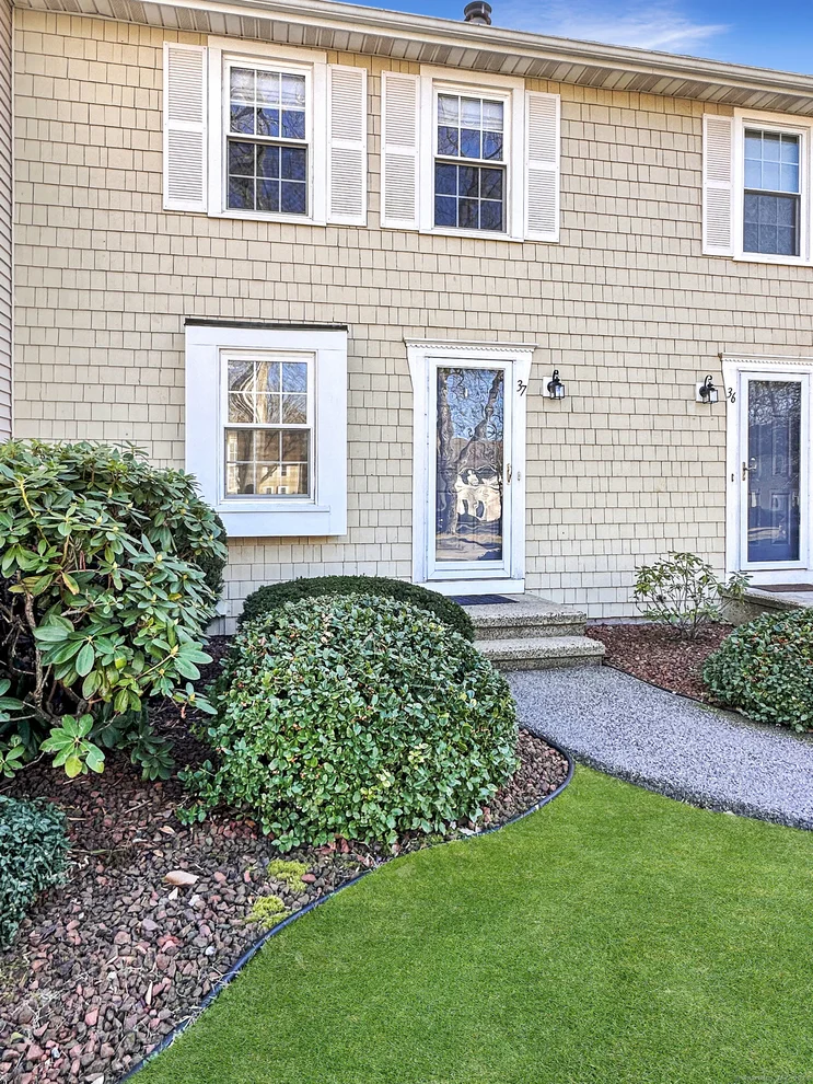 Unit for sale at 37 Hubbard Run Drive, Glastonbury, CT 06033