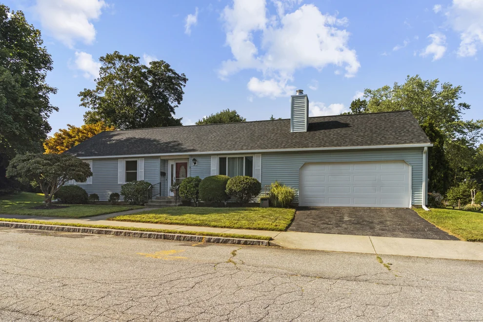 Unit for sale at 5 Penny Lane, New London, CT 06320
