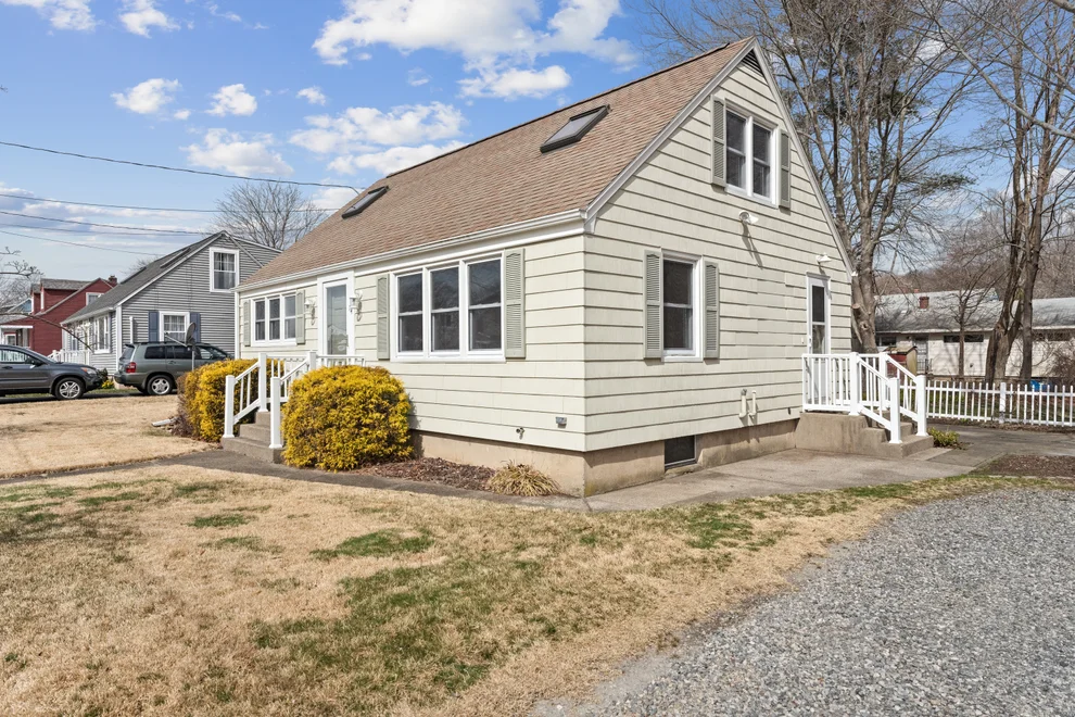 Unit for sale at 14 9th Avenue, Waterford, CT 06385