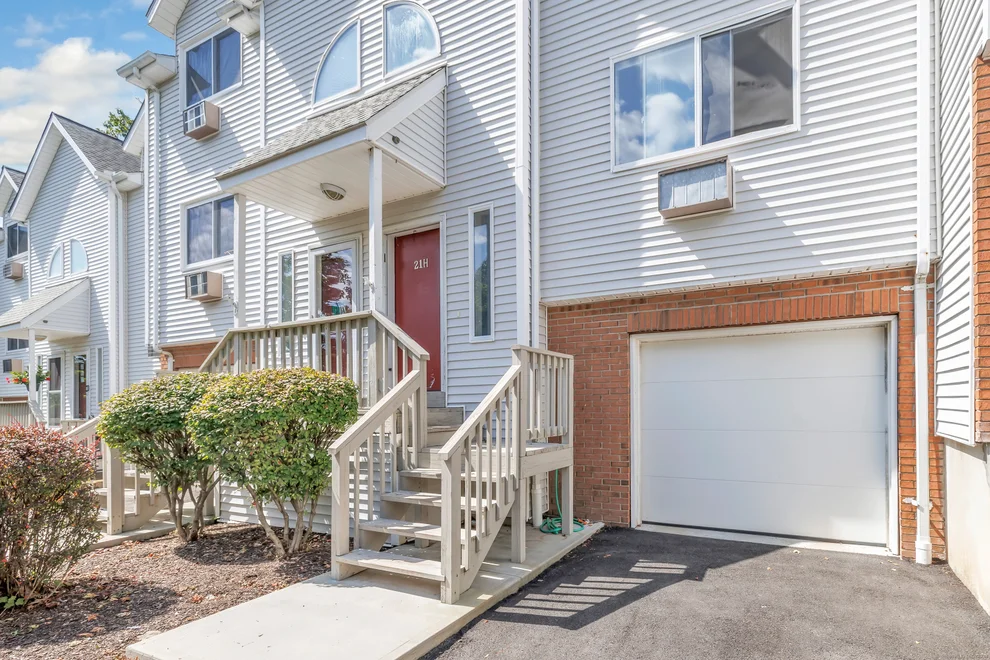 Unit for sale at 925 Oronoke Road, Waterbury, CT 06708