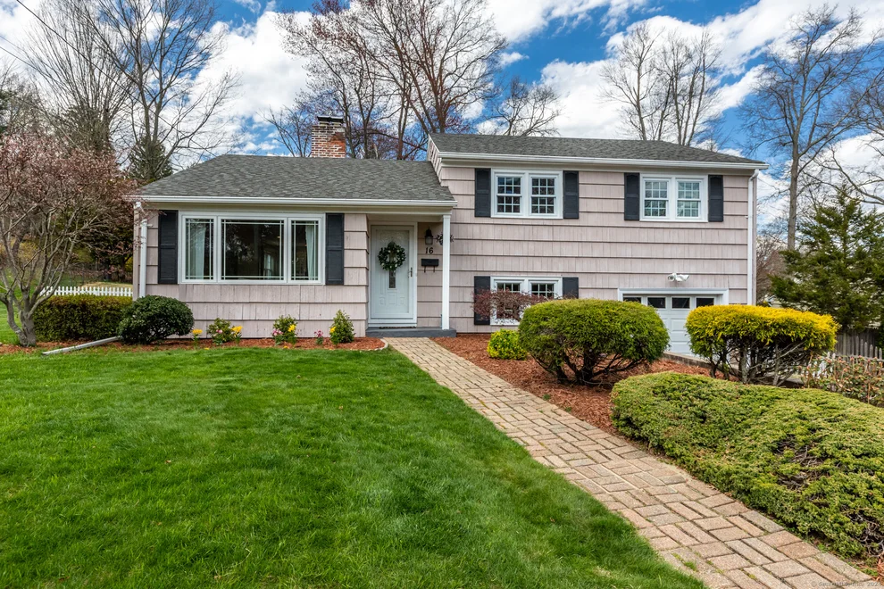 Unit for sale at 16 John Smith Drive, West Hartford, CT 06107