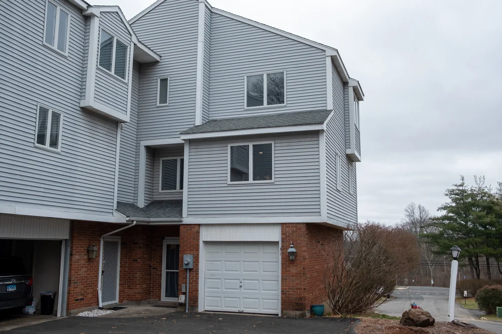 Unit for sale at 31 Brinley Way, Newington, CT 06111