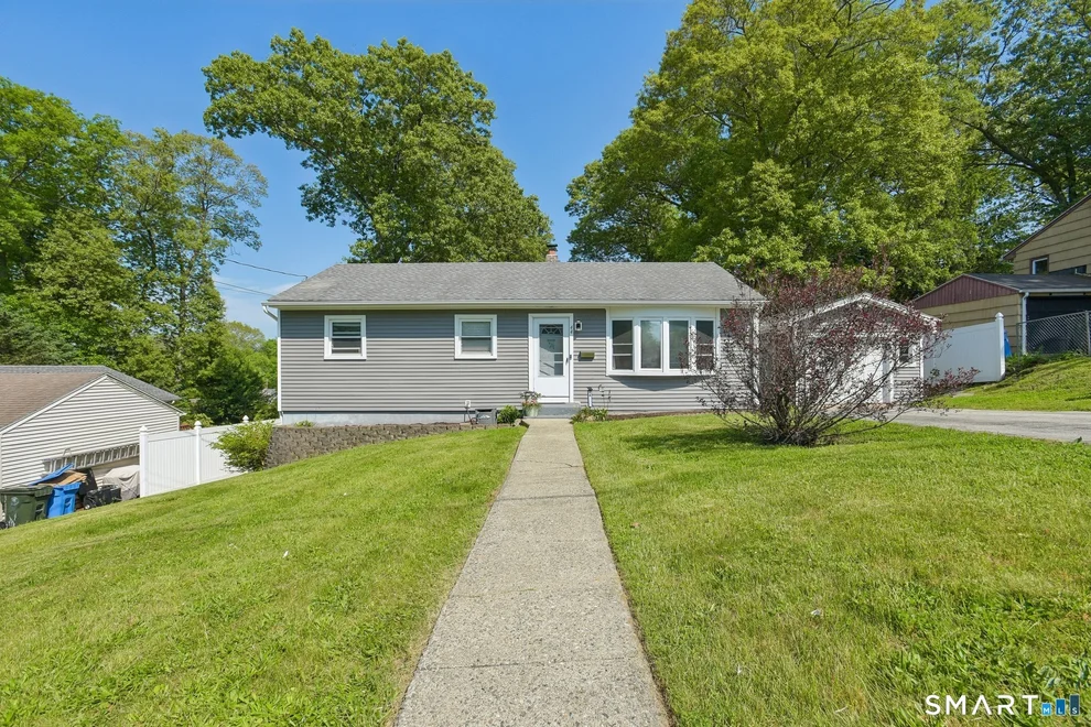 Unit for sale at 44 Clifton Place, Norwich, CT 06360