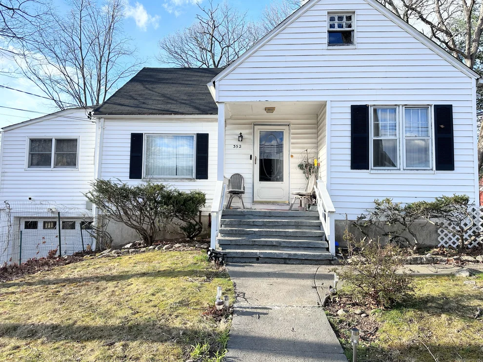 Unit for sale at 352 Woodlawn Avenue Extension, Bridgeport, CT 06606