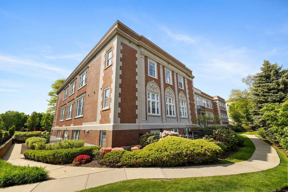 Unit for sale at 30 Schoolhouse Drive, West Hartford, CT 06110