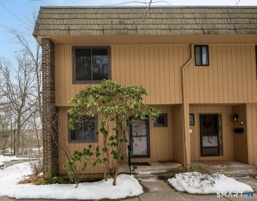 Unit for sale at 1 Great Oak Court, Cromwell, CT 06416