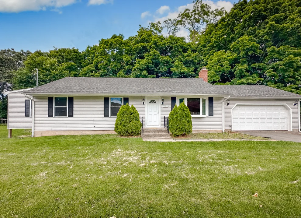 Unit for sale at 15 Heath Court, Cheshire, CT 06410