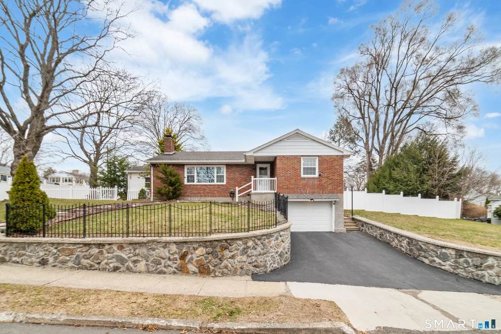 Unit for sale at 61 Clearview Circle, Naugatuck, CT 06770