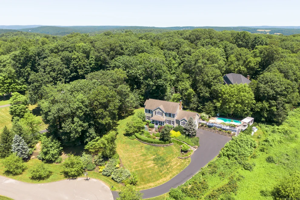 Unit for sale at 11 Briarwood Lane, Newtown, CT 06470