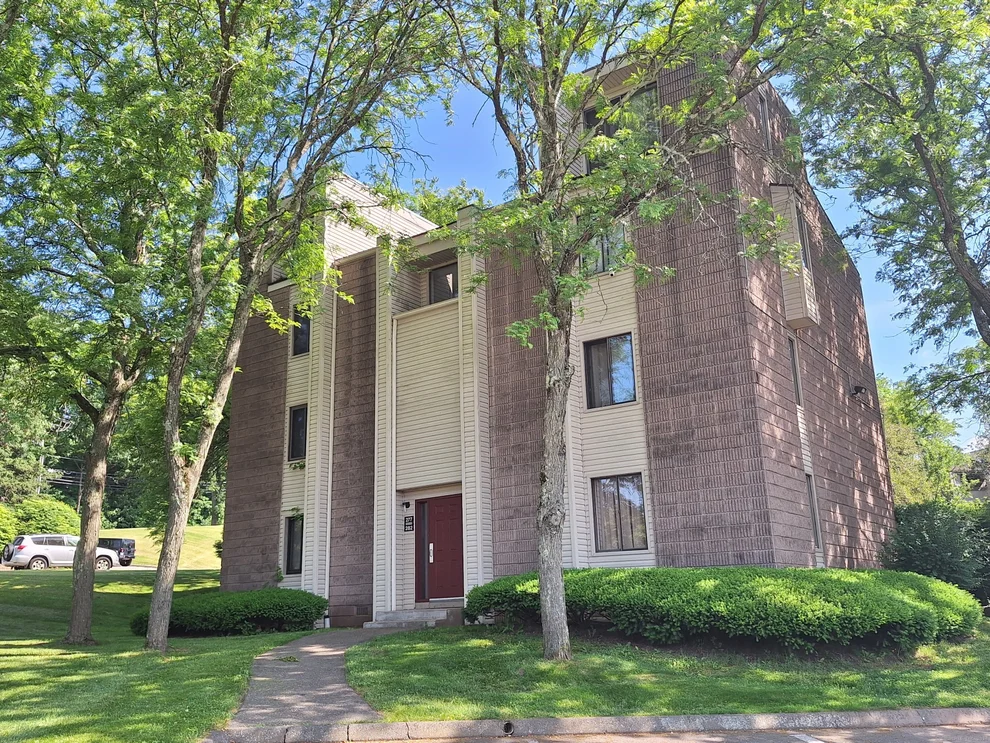Unit for sale at 280 Burgundy Hill Lane, Middletown, CT 06457