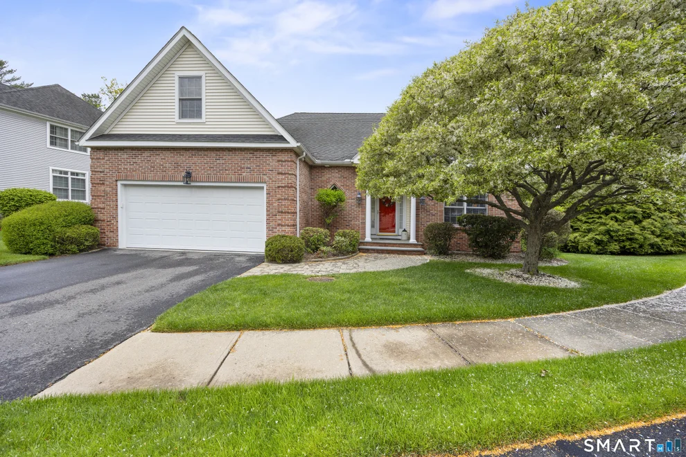 Unit for sale at 13 Stonegate Circle, Cheshire, CT 06410