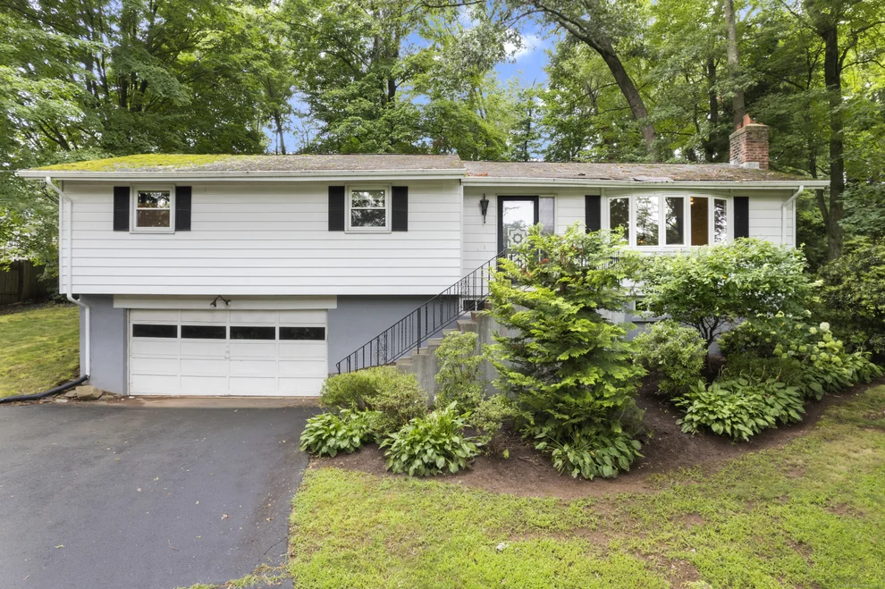 Unit for sale at 1071 King Road, Cheshire, CT 06410