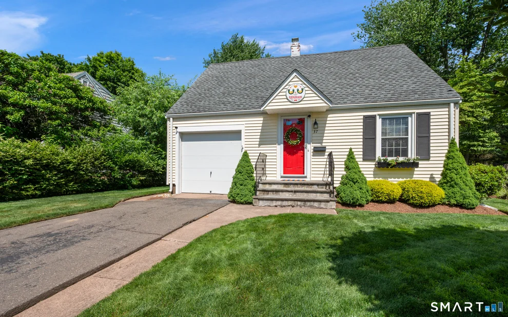 Unit for sale at 37 Kensington Street, Manchester, CT 06040