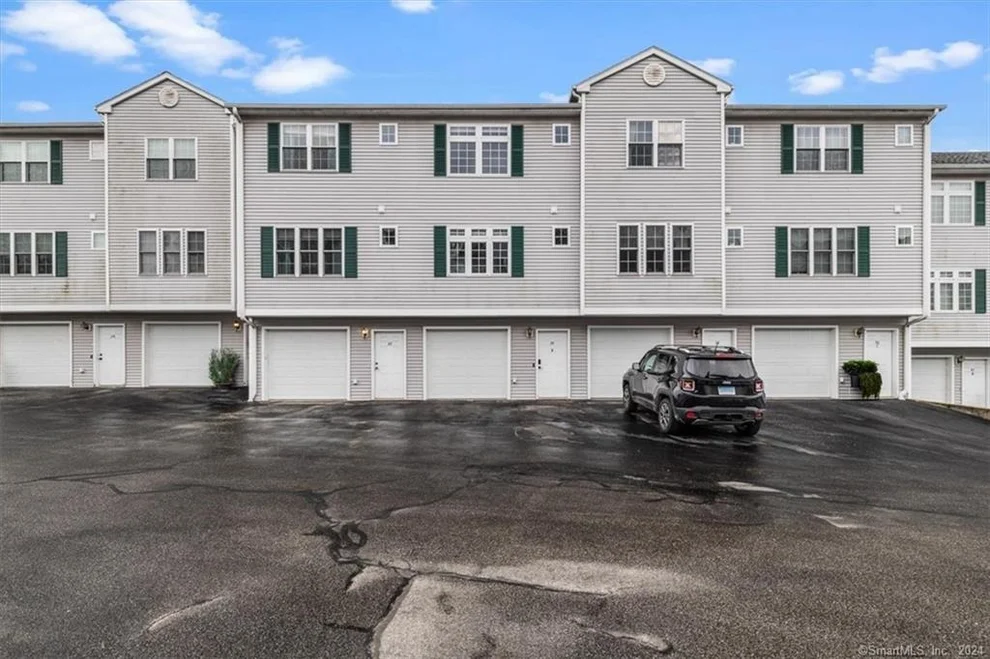 Unit for sale at 34 Harbor View Lane, Norwich, CT 06360