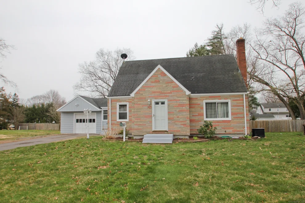 Unit for sale at 415 Elm Street, Windsor Locks, CT 06096