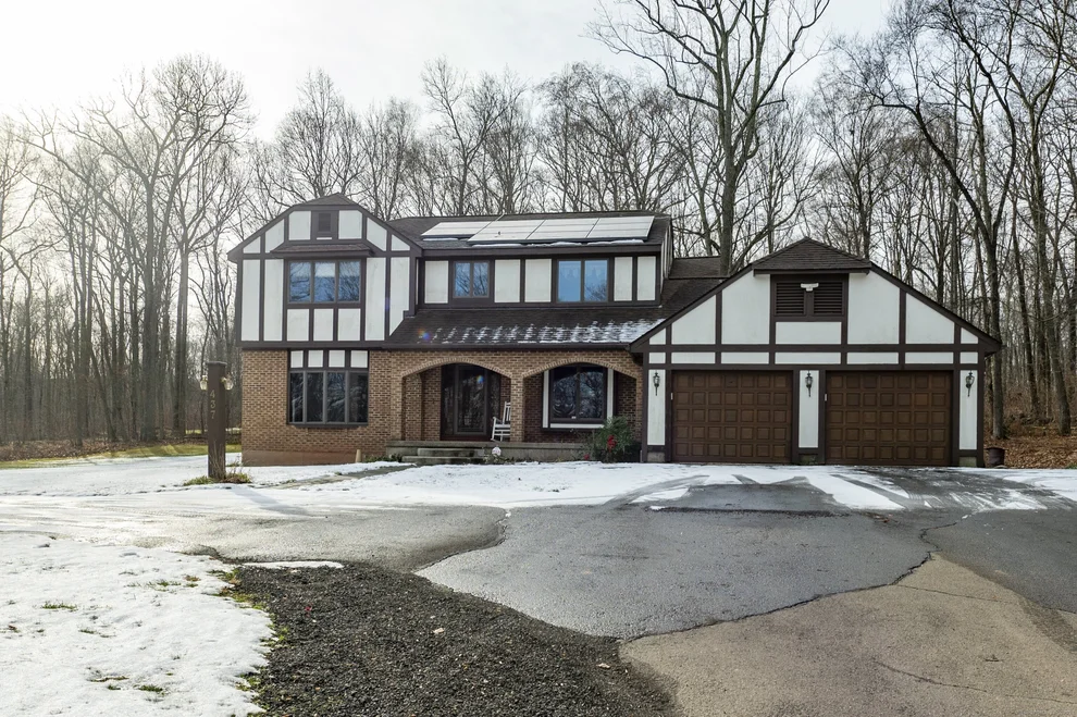 Unit for sale at 437 Mount Sanford Road, Cheshire, CT 06410