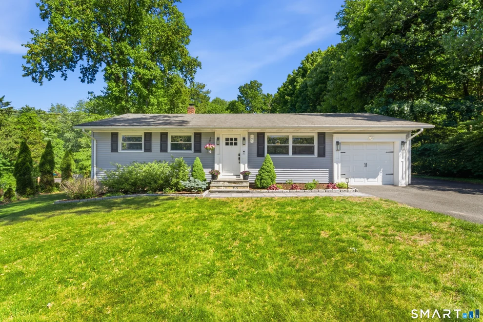 Unit for sale at 17 Greenbriar Lane, Newtown, CT 06470