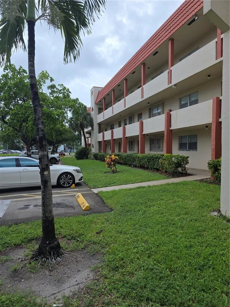 Unit for sale at 3071 E Sunrise Lakes Dr, Sunrise, FL 33322