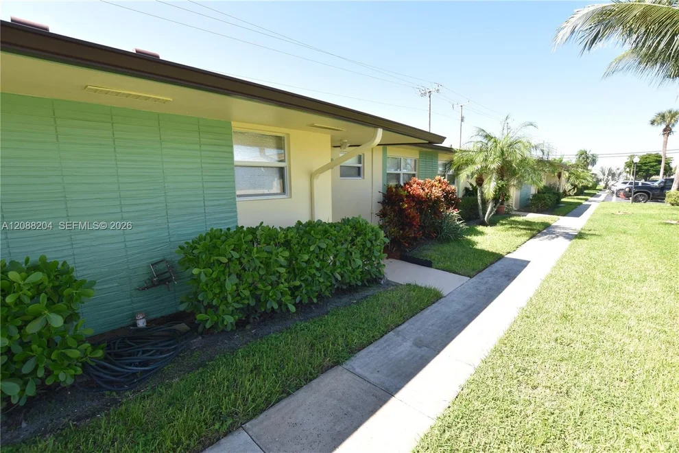 Unit for sale at 2941 Crosley Dr W, West Palm Beach, FL 33415