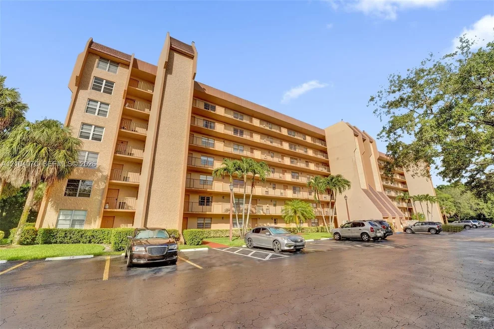 Unit for sale at 3001 W Rolling Hills Cir, Davie, FL 33328