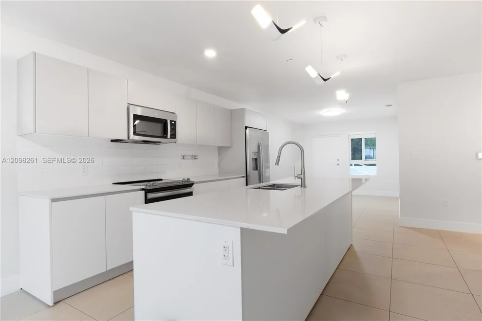 Unit for sale at 2555 NE 193rd St, Miami, FL 33180