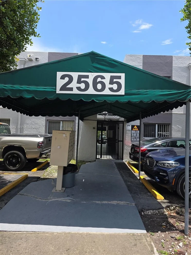 Unit for sale at 2565 W 56th St, Hialeah, FL 33016