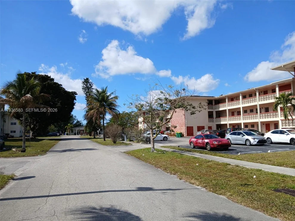 Unit for sale at 4751 NW 10th Ct, Plantation, FL 33313