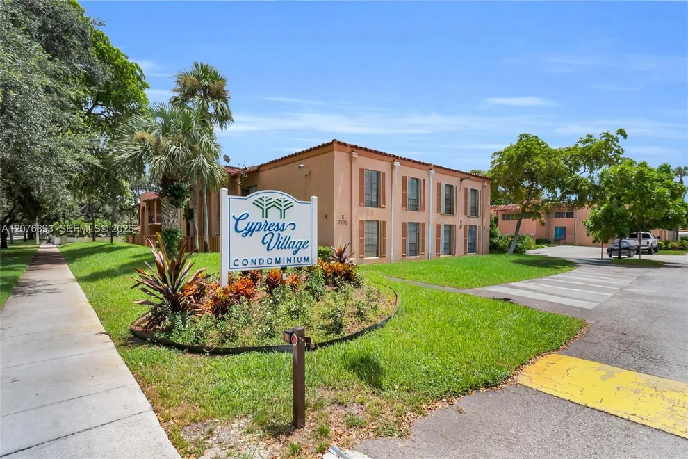 Unit for sale at 7100 Fairway Dr, Miami Lakes, FL 33014