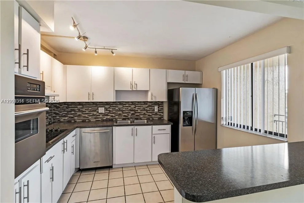 Unit for sale at 321 Lakeview Dr, Weston, FL 33326