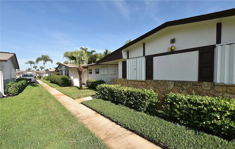 Unit for sale at 2971 Crosley Dr W, West Palm Beach, FL 33415