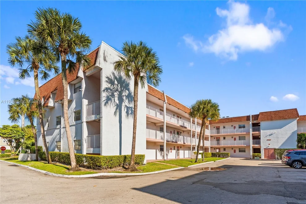 Unit for sale at 8000 Lagos De Campo Blvd, Tamarac, FL 33321