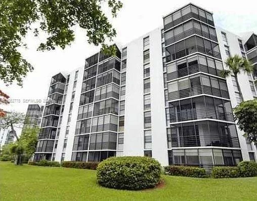 Unit for sale at 20500 W Country Club Dr, Aventura, FL 33180